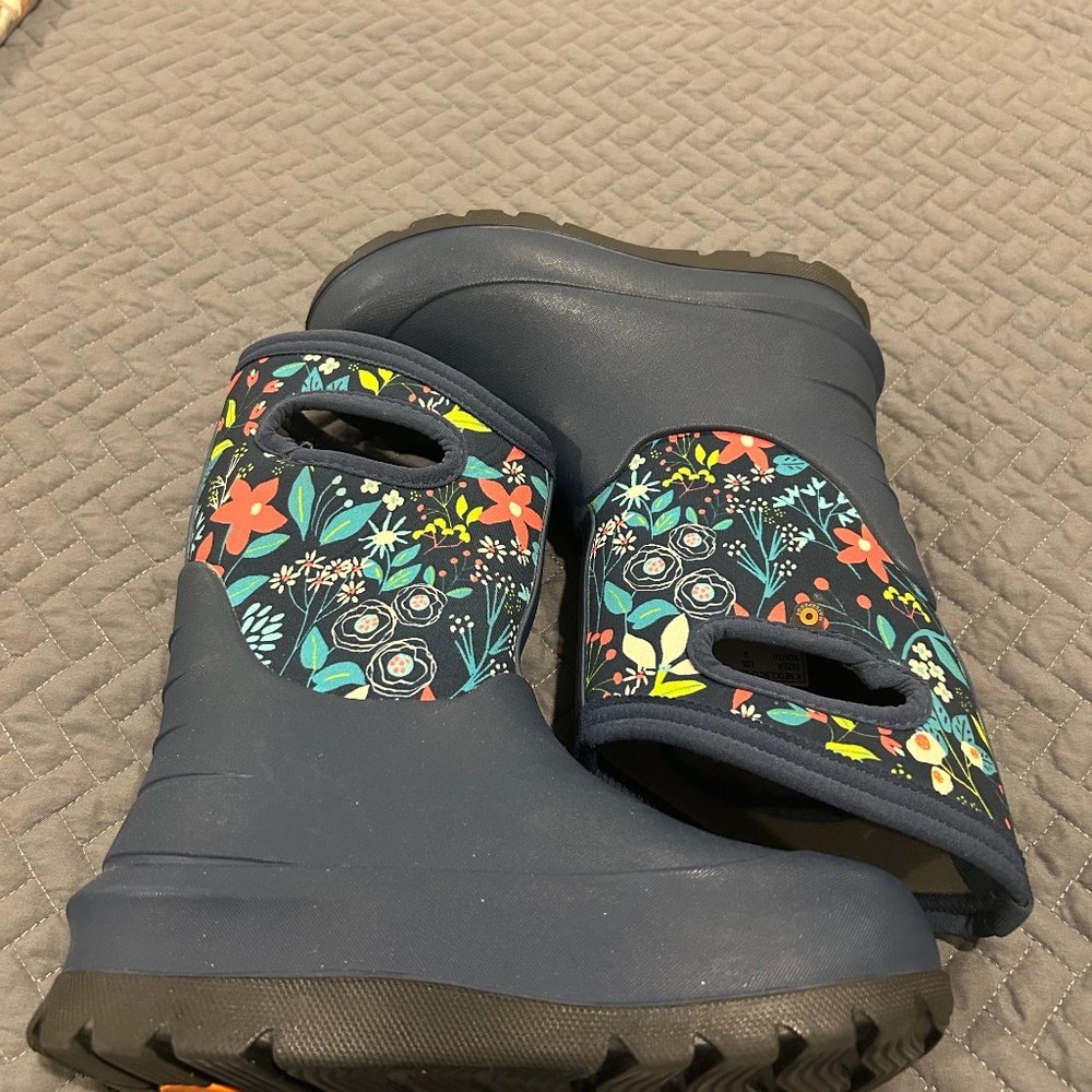 Girls Bogs size 3, navy floral.  Excellent condition
